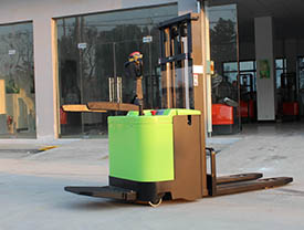 托盘堆垛车（站驾式)CDD